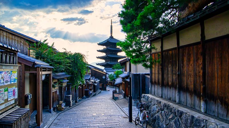 Kyoto pagoda street